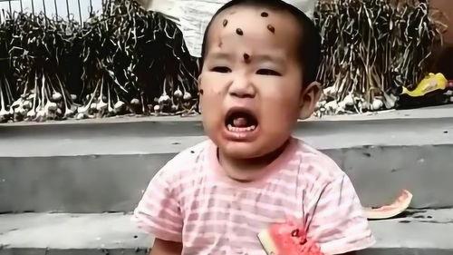 熊孩子吃瓜图片,萌态十足引网友热议