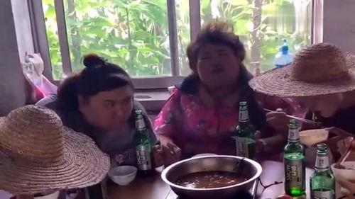 农村老娘们吃大瓜,生活滋味浓